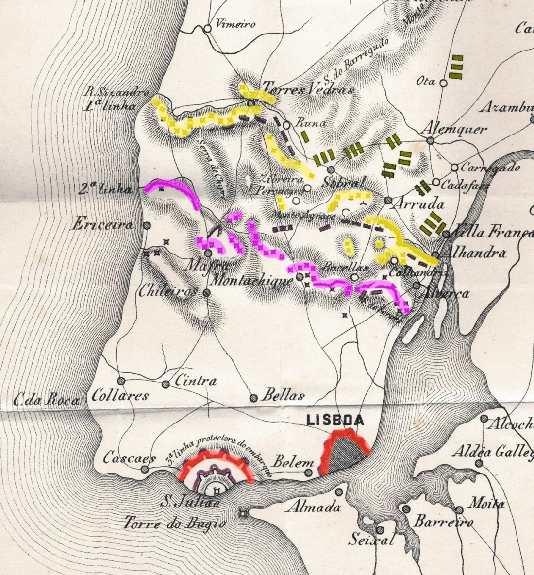Mapa antigo da região a norte de Lisboa com as Linhas de Torres Vedras assinaladas a cores: a primeira a amarelo, a segunda a magenta e a linha de embarque em São Julião a vermelho.
